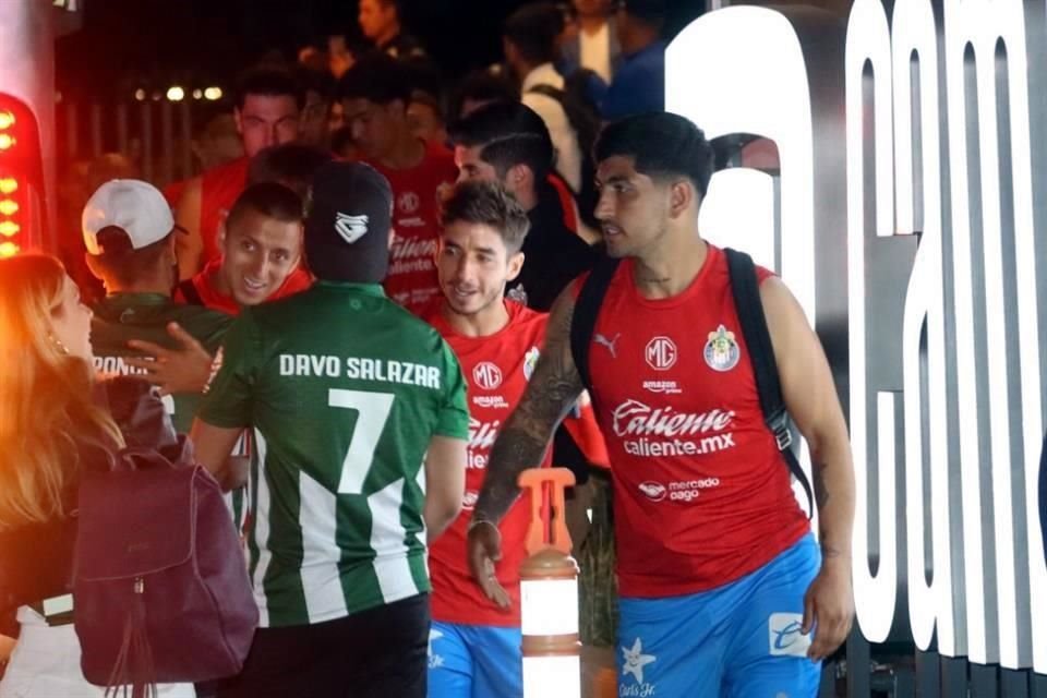 El plantel atendió por unos minutos a sus hinchas.