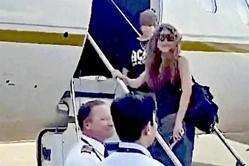 La colombiana viaja en su propio avión privado.