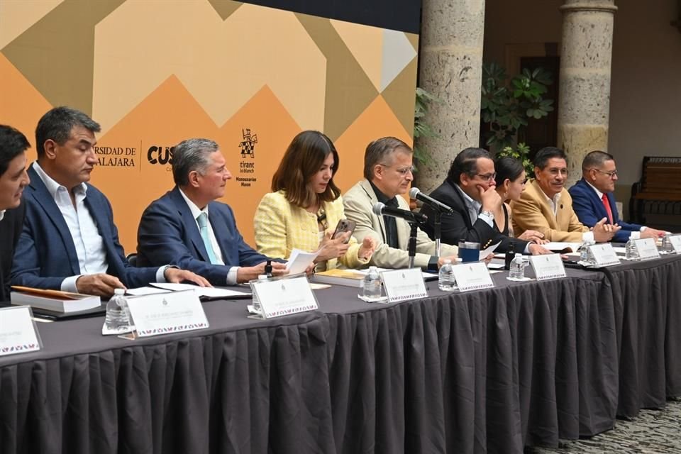 Diputados y académicos presentaron en el Congreso local un libro que fortalecería el debate de la reforma judicial que tendría que aprobar el Legislativo a más tardar el 15 de marzo.