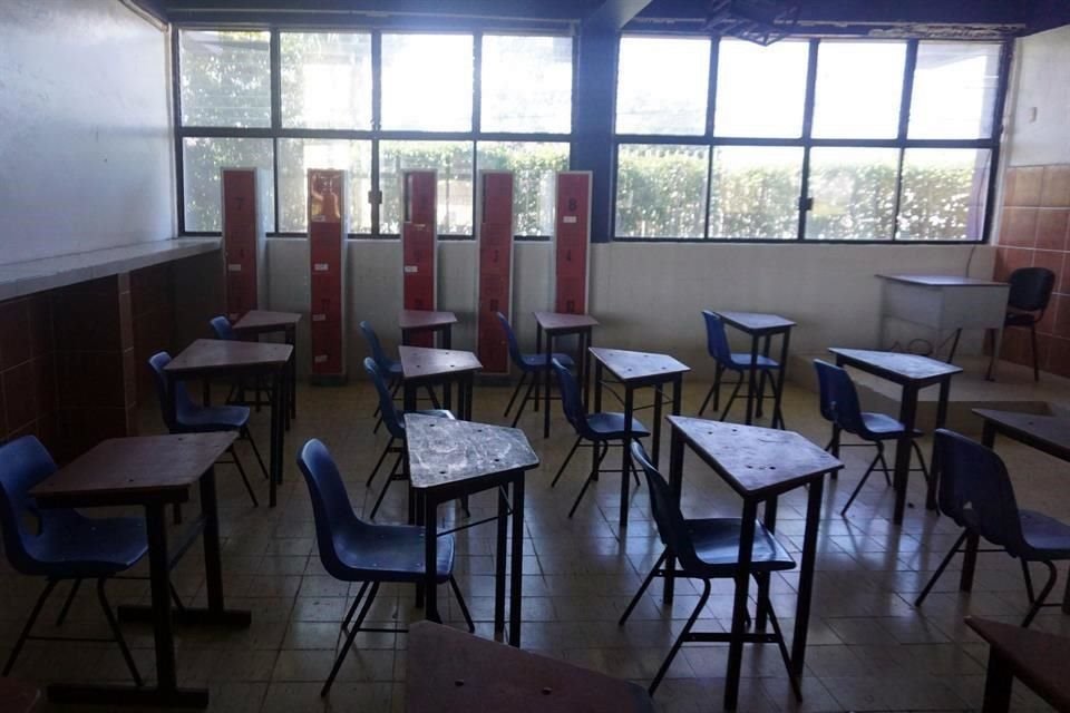 El funcionario estatal destacó que desde que hubo un retorno parcial a las aulas, con las asesorías presenciales, se ha reportado el contagios de 39 docentes y nueve menores.