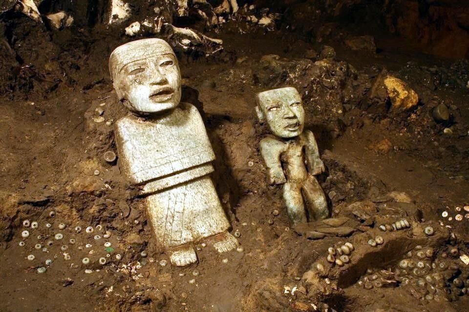 El proyecto ha explorado un túnel de 103 metros bajo la Pirámide de la Serpiente Emplumada en Teotihuacán. Entre los objetos hallados destacan flores en notable estado de conservación y esculturas.