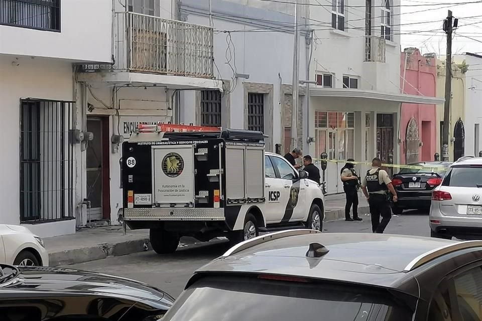 Al menos tres patrullas ministeriales se ubican en la calle Diego de Montemayor, entre Isaac Garza y Treviño, cerrando el tramo.