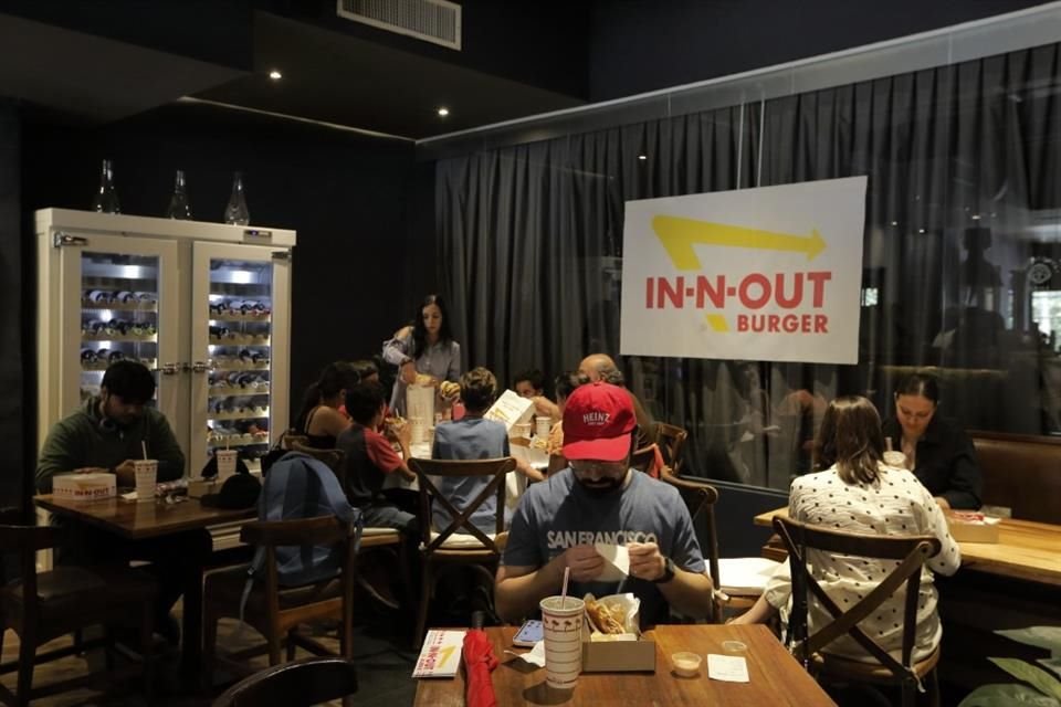 Convocan hamburguesas In-N-Out  a cientos de comensales en su tradicional visita a Guadalajara.