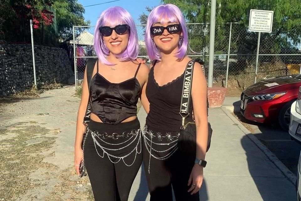 Madrugadoras, así las fans ya en el Estadio de los Rayados listas para mover la cadera con los hits de Shakira.