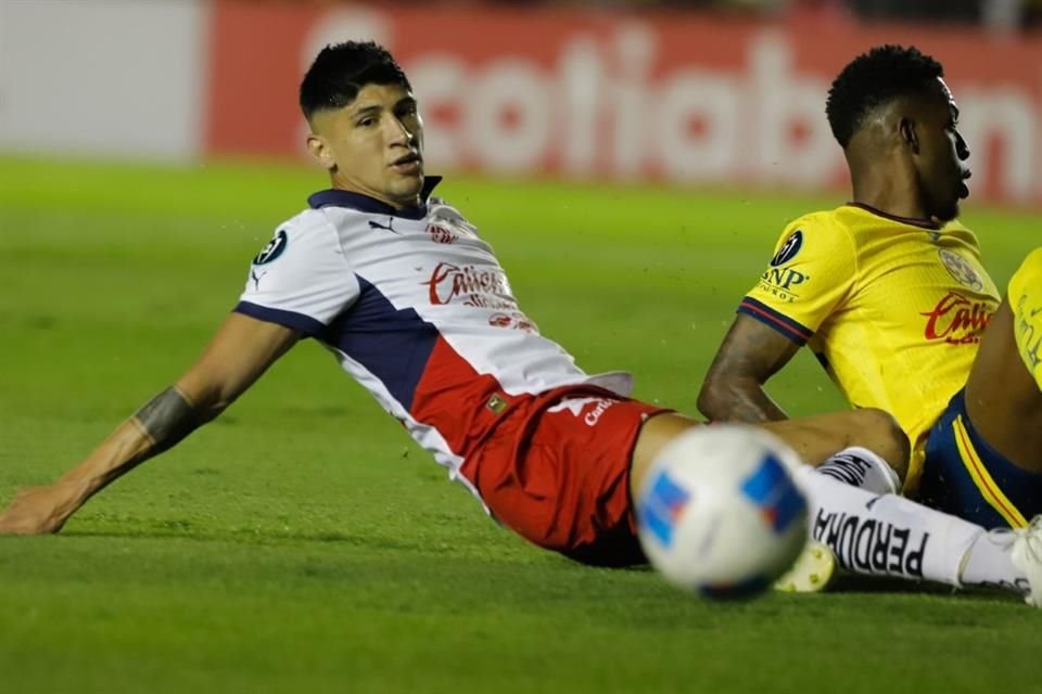 Alan Pulido no pudo brillar en el Clásico Nacional.