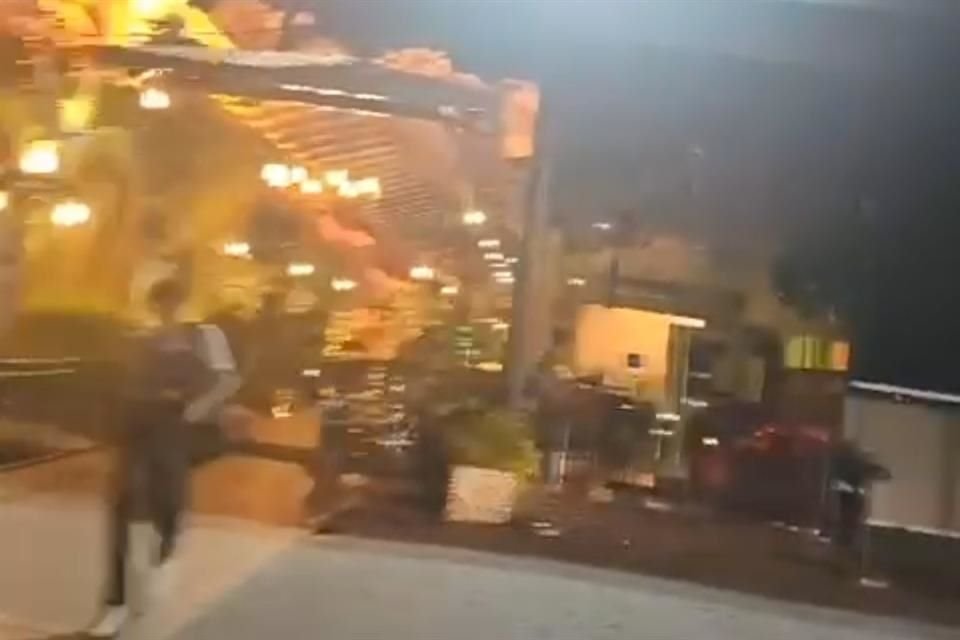 El restaurante Hacienda Canelos, ubicado en Ciudad del Sol, fue afectado por un incendio que consumió gran parte del local.