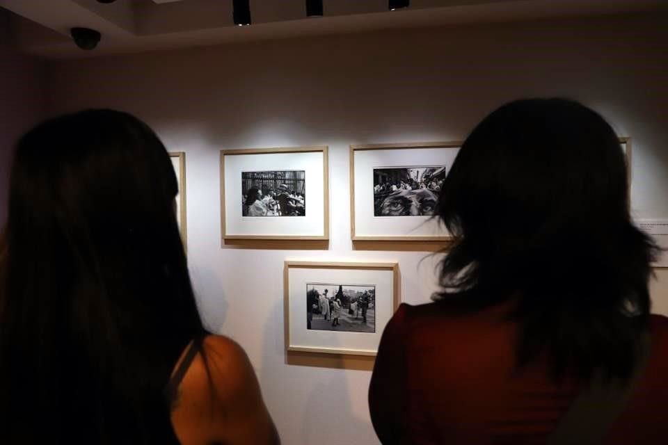 'La mujer detrás de la cámara. Fotoperiodismo de ayer y hoy' celebra la incorporación de las profesionales de la lente a una disciplina donde todavía hay pocas mujeres.