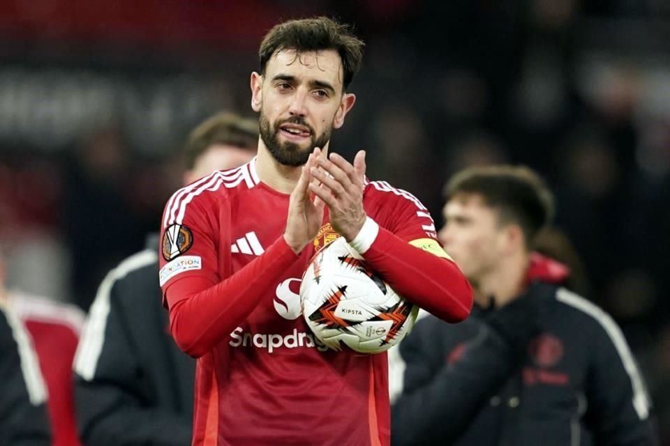 Bruno Fernandes se llevó el balón para recordar su triplete en Old Trafford.
