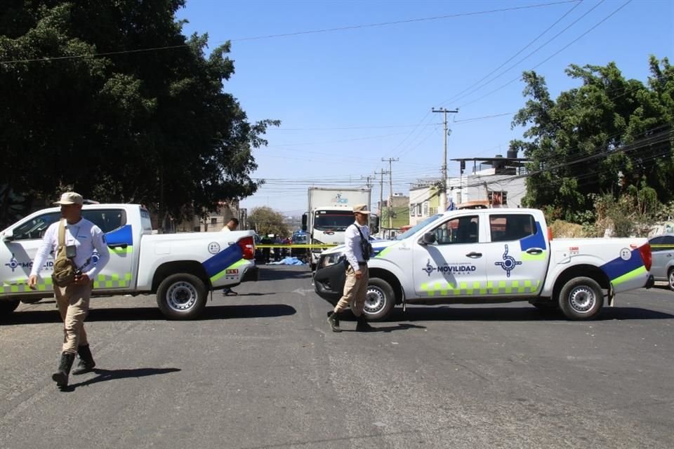 Un menor de edad viajaba en una motocicleta, chocó contra un coche, cayó y fue aplastado por un camión en la Colonia Loma Dorada, en Tonalá.