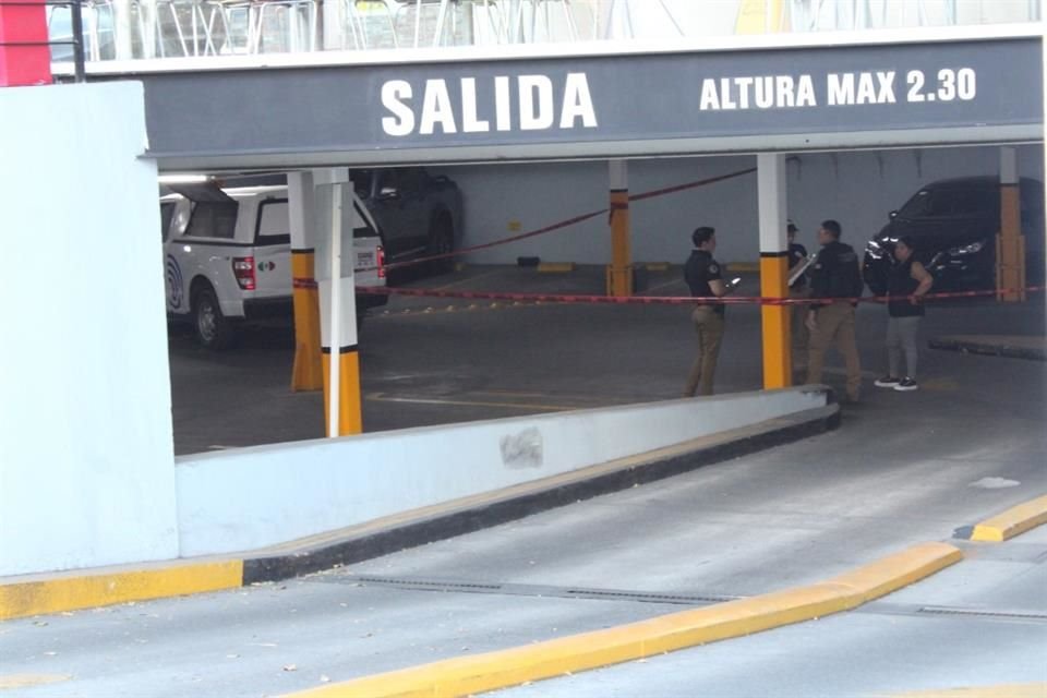 El centro comercial tiene cámaras de vigilancia y, policías investigadores de la Fiscalía, buscaron recuperar las grabaciones con los negocios y la administración de la plaza.