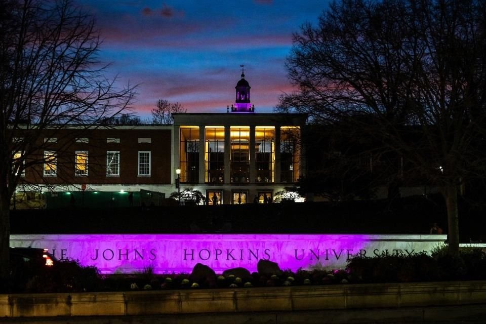 La Universidad Johns Hopkins dijo que eliminaría más de 2 mil puestos debido a los recortes de la Administración Trump.