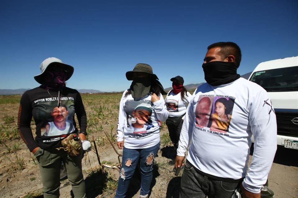 Activistas revisaron el terreno en busca de fosas.