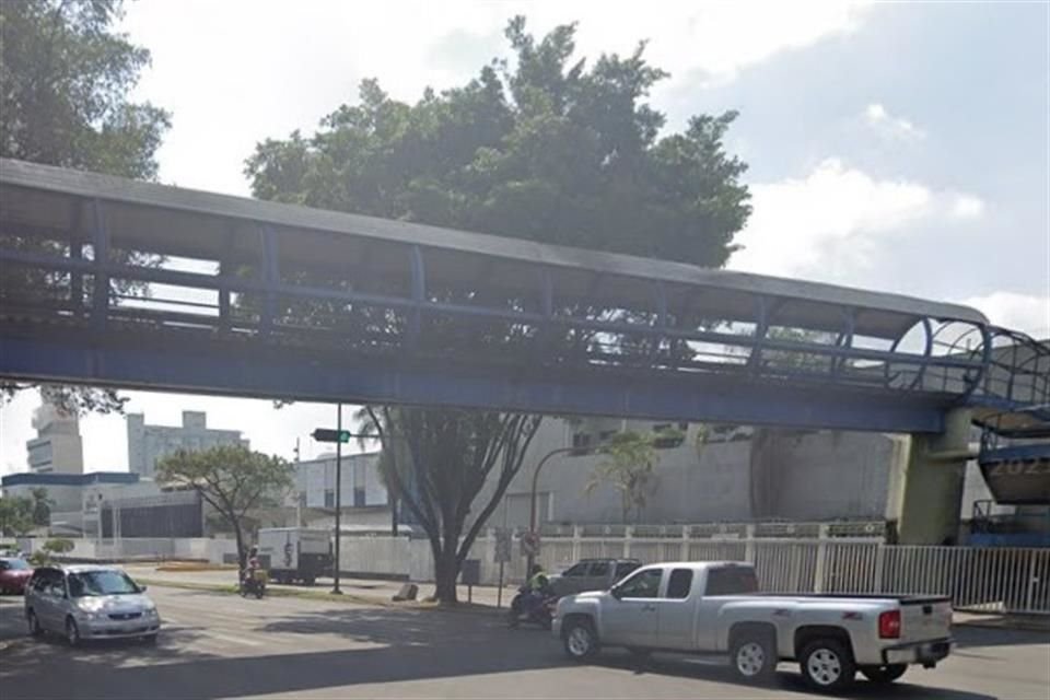 El puente peatonal ubicado sobre Avenida Mariano Otero será demolido y en su lugar se instalará un cruce seguro, luego de que un peatón cayera de ahí.