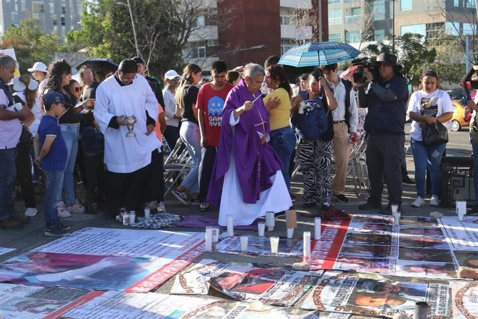 Tierra del Rancho Izaguirre, en Teuchitlán, que fue pisada mientras se cometían crímenes contra personas desaparecidas, fue trasladada a la Glorieta de las y los desaparecidos.