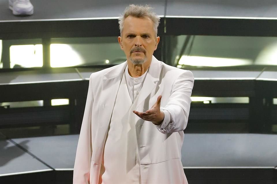 Miguel Bosé regresó con energía al Auditorio Nacional, cautivando a 10 mil fans con sus éxitos, pese alerta sísmica que interrumpió el show.