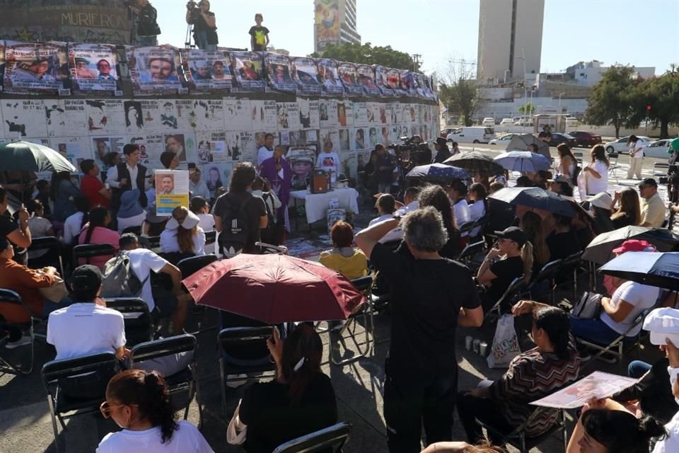 Diversos colectivos se reunieron ayer en la Glorieta de Las y Los desaparecidos para realizar una misa.