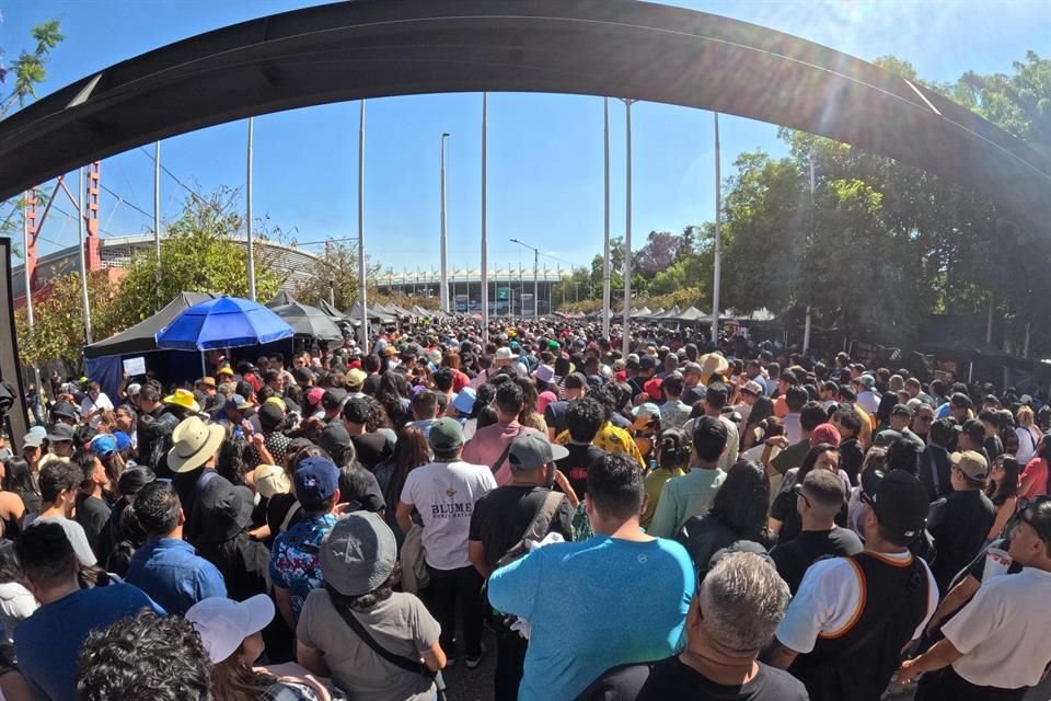 El precopeo al Vive Latino estuvo lleno de cerveza, tacos y seguridad, con un fuerte operativo en los accesos y calles aledañas al evento.