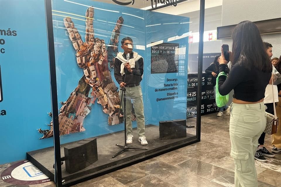 La aventura del Vive Latino comenzaba antes de entrar al recinto, desde la estación del metro Ciudad Deportiva, donde había un spot para tomarse fotos con el logo del festival.