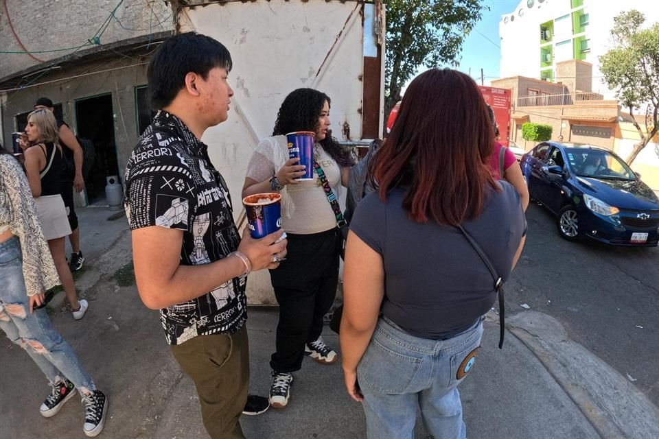 Cruzando la calle, los vecinos de la colonia Ignacio Zaragoza hicieron su agosto al abrir los patios de sus casas para vender alcohol y, en algunos casos, dejaban pasar al baño por 10 pesos.