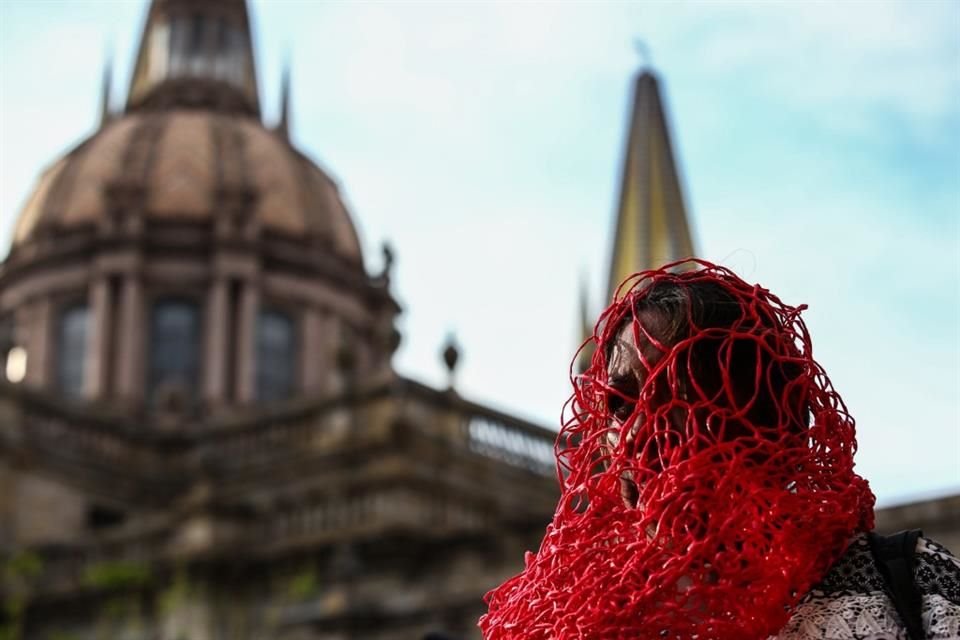 Alrededor de 1500 personas se manifestaron a las afueras del Palacio de Gobierno, donde pusieron zapatos y veladoras.