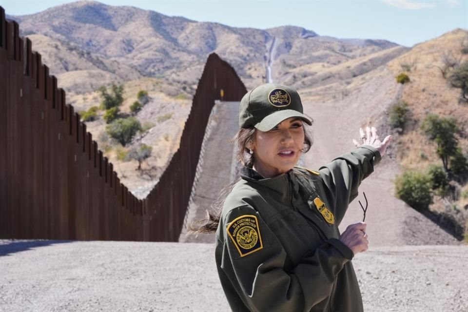 La Secretaria de Seguridad Nacional, Kristi Noem, durante una visita al muro fronterizo.