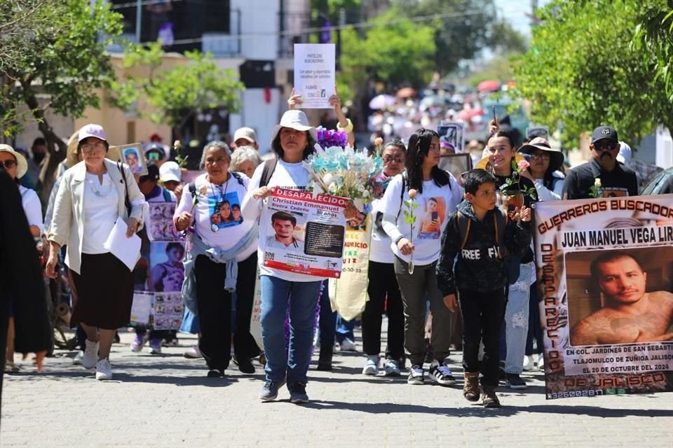 Colectivos de búsqueda se reunieron en la entrada de Teuchitlán para peregrinar hasta el Templo de la Ascensión.