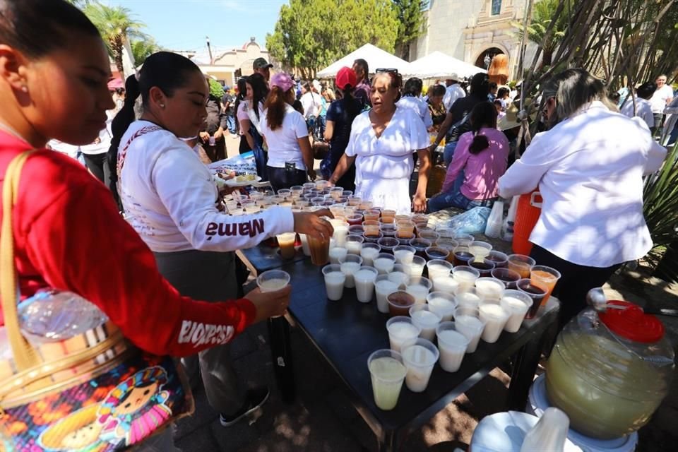 Pobladores ofrecieron comida y bebida a quienes participaron en la marcha