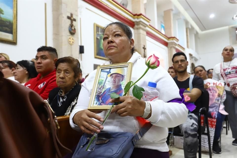 Exigen la localización de sus familiares.