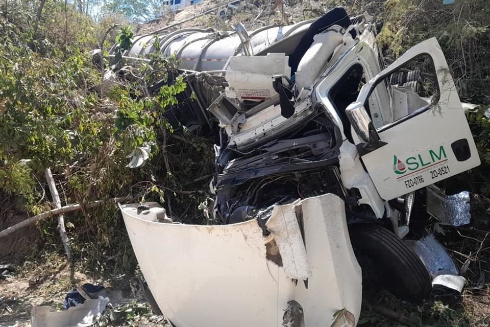 Falla en el sistema de acople de una pipa que cargaba 33 mil 500 litros de gasolina provocó la volcadura del vehículo en Cabo Corrientes.
