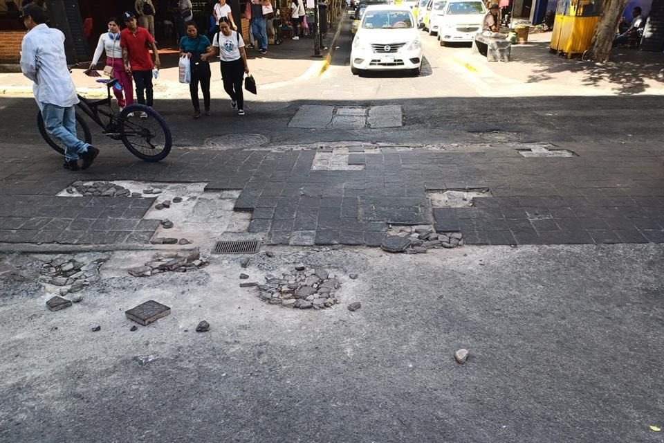 En la Calle Santa Mónica e Independencia, desde hace tiempo se levantaron los cuadros de adoquín.