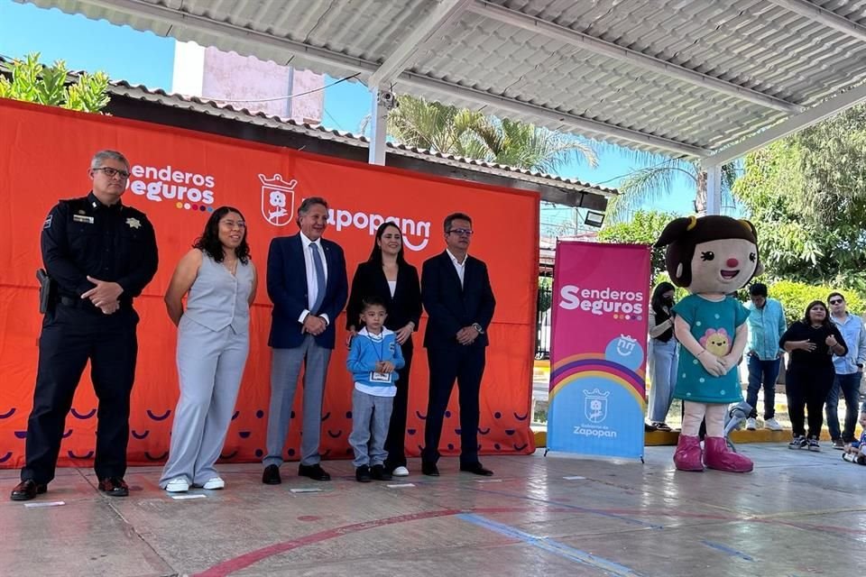 El programa Sendero Seguro que aplica Zapopan consiste en dar mantenimiento y balizamiento a calles cercanas a escuelas del municipio.