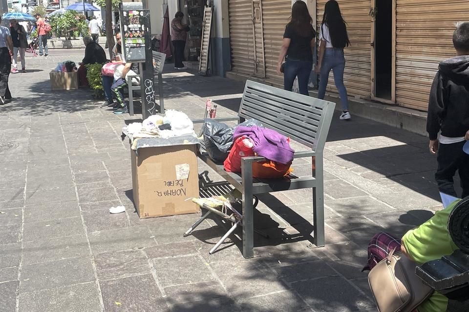 A pleno sol de mediodía y entre calles transitadas, decenas de vendedores ambulantes despliegan sus mercancías en el Centro de Guadalajara.