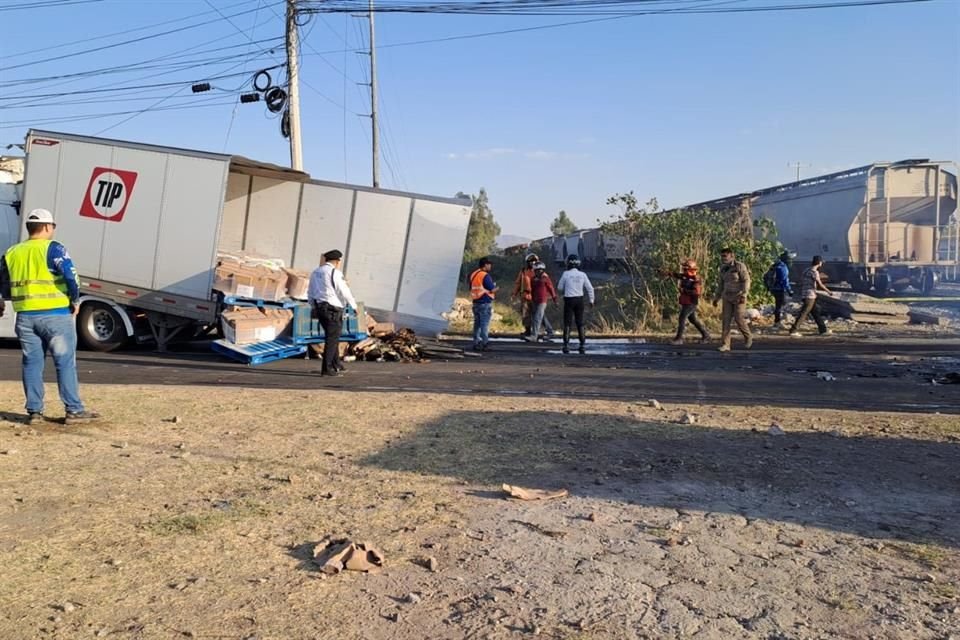 Chofer de camión cargado con tequila no alcanzó a ganarle el paso al tren en El Salto y el vehículo terminó incendiado, pero él se salvó.
