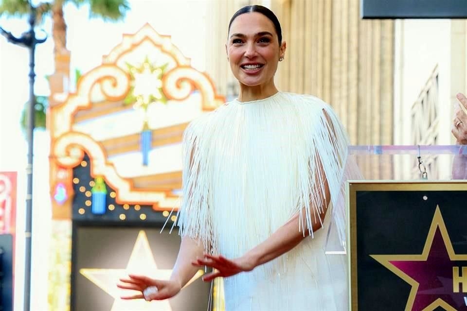 ¡Tensión en Hollywood! Decenas de manifestantes interrumpieron la ceremonia de Gal Gadot en el Paseo de la Fama, con pancartas a favor de Palestina y Israel.