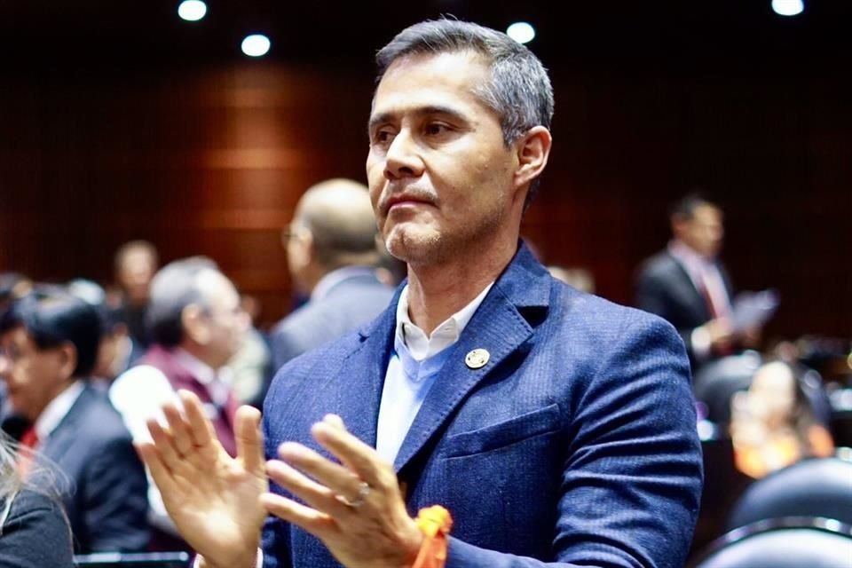 El diputado Carlos Ulloa solicitó licencia al cargo; se perfila para dirigir el IMSS Bienestar.
