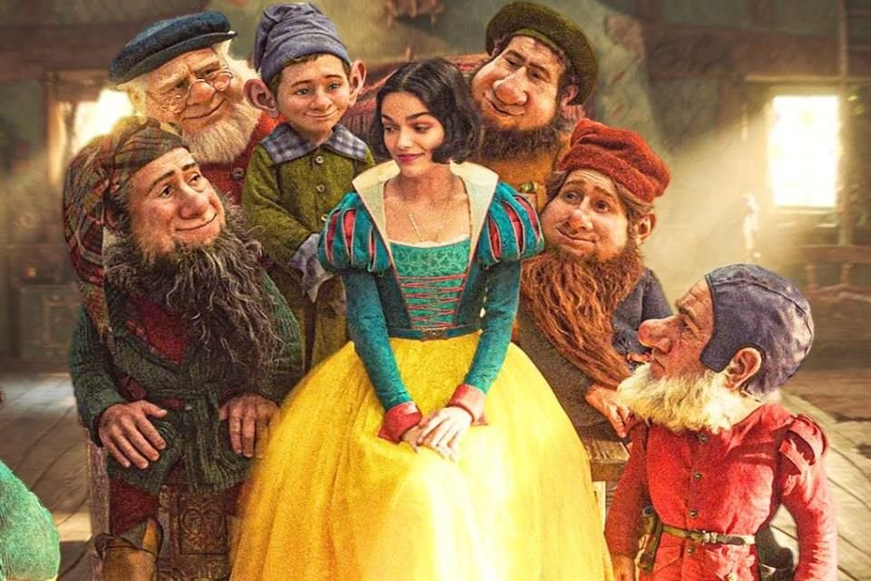 Finalmente llega a cines la versión live-action de 'Blancanieves', de Disney. ¿Vale la pena? Esto opina la crítica Adriana Fernández.