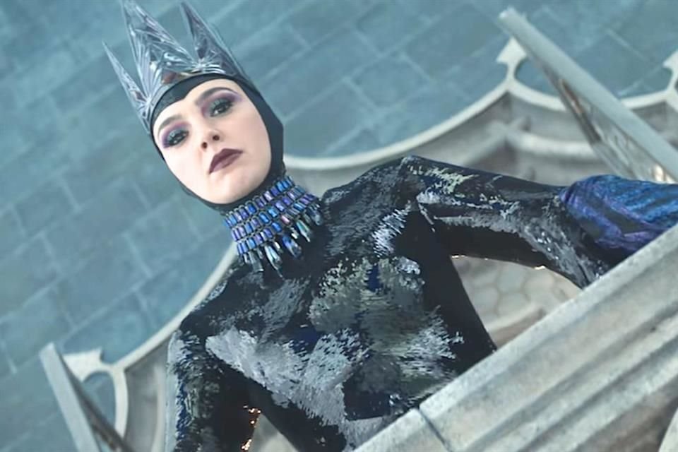 Todo buen cuento de hadas necesita a una gran villana, malvada, pero carismática. Tristemente, Gal Gadot está muy desangelada como la reina mala.