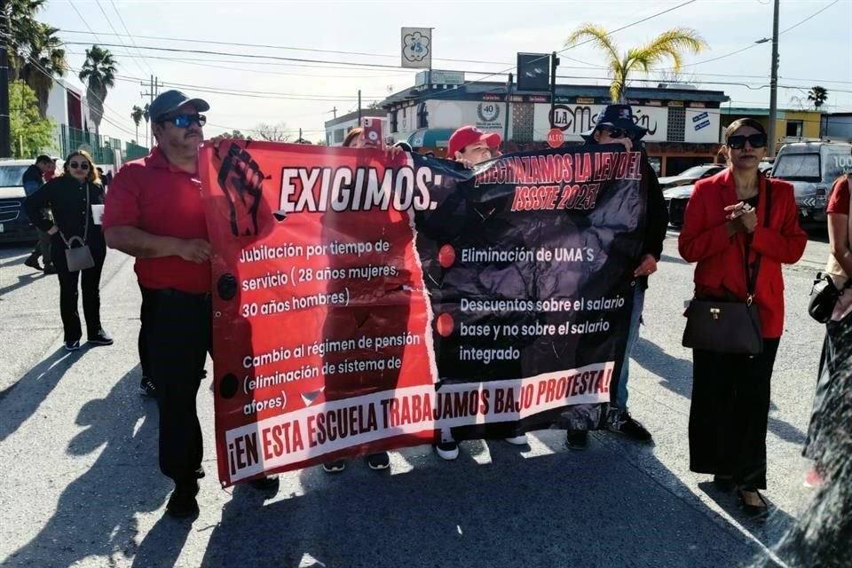 Los docentes también realizaron un plantón en el edificio de la Coordinación Regional de Educación.