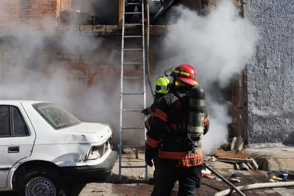 Un incendio se propagó en una vivienda, en calles de la Colonia Constitución, en Zapopan; no se reportaron personas lesionadas.