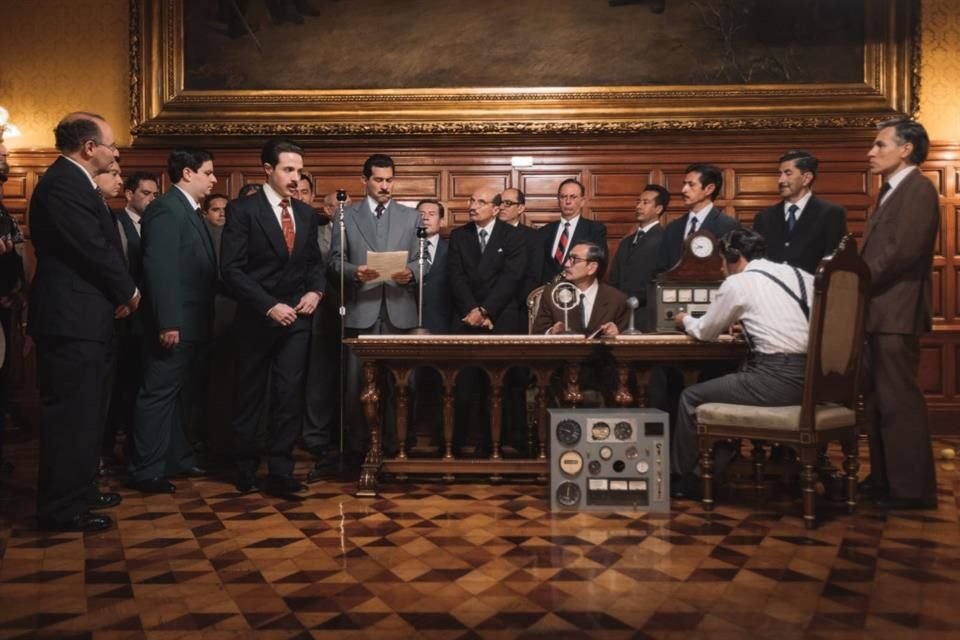 Ciertamente, la película aborda temas políticos que incluso hoy dividen a la población.