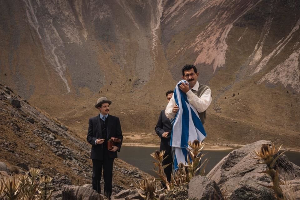 Cabe destacar el uso de material de archivo a lo largo de la película: imágenes imponentes que, aunque prometen mucho, no logran traducirse en esta dramatización.