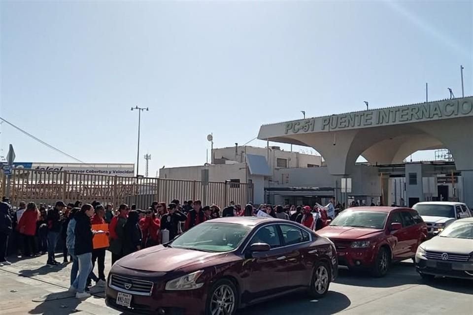 Maestros de Chihuahua tomaron por dos horas el puente internacional que conecta Cd. Juárez-El Paso, en rechazo a reforma a Ley del ISSSTE.