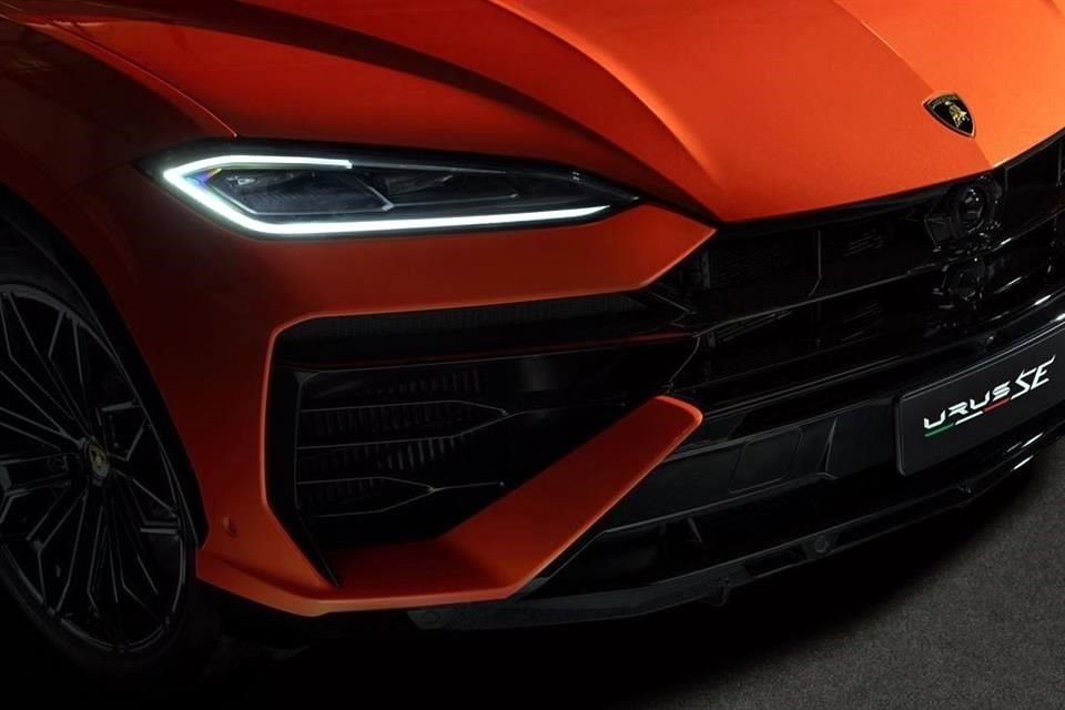 Esta SUV incluye grupos ópticos Matrix LED con una distintiva firma luminosa inspirada en el toro de Lamborghini.