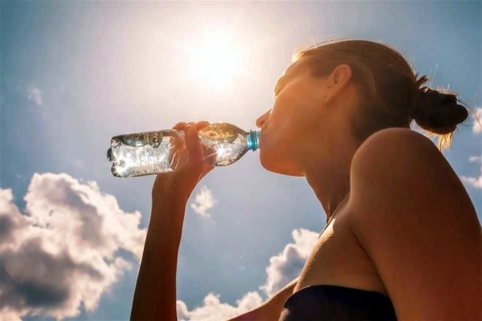 El clima e incluso factores genéticos que inciden en la pérdida de líquidos cuando se hace ejercicio.