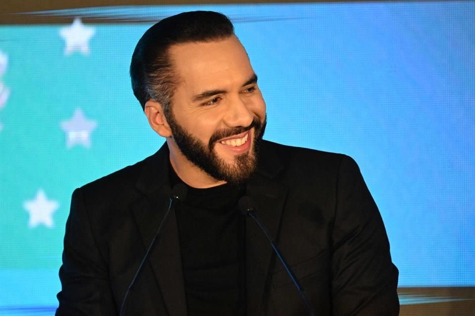Presidente de El Salvador propuso a Nicolás Maduro liberar a migrantes de Venezuela deportados por EU a cambio de sus presos políticos.
