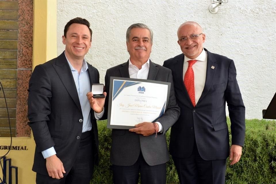 Diego Echeverría y Hugo Setzer, presidente saliente de CANIEM, flanquean a José María Castro Mussot, quien recibió el reconocimiento al Mérito Gremial 2025.