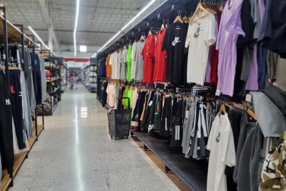 A principios de año, anticipándose a los aranceles de Trump, los minoristas estadounidenses se abastecieron: el valor de las importaciones de ropa de China en enero fue de mil 690 millones de dólares, un 15% más que los mil 470 millones del año anterior.