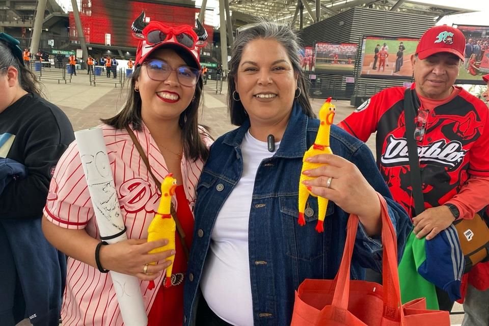 Diablos Rojos Femenil tiene un amuleto para hoy: 'Cleto', el pollo de la suerte de Yamilet Sandoval, segunda base de la novena escarlata.