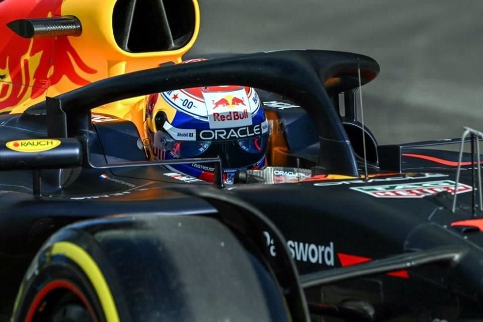Max Verstappen no pudo mantener el segundo puesto, aunque pudo completar el podio en la primera carrera sprint de la campaña.