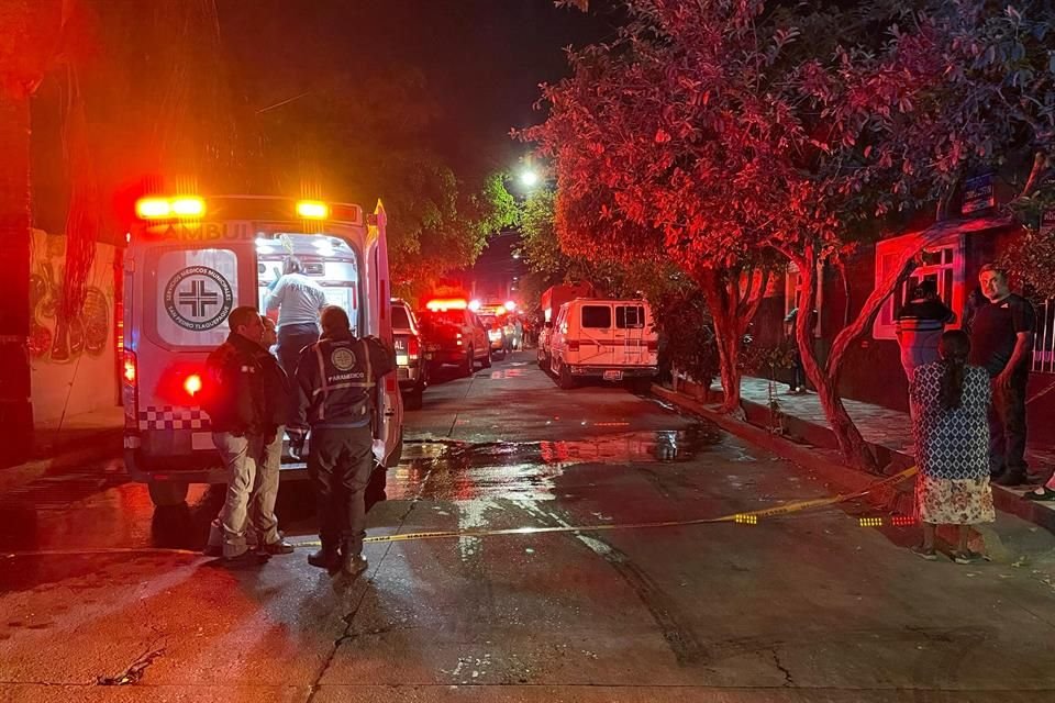 Tres integrantes de una familia murieron y dos resultaron heridos en el incendio de una casa, en la Colonia Lomas de Tlaquepaque.